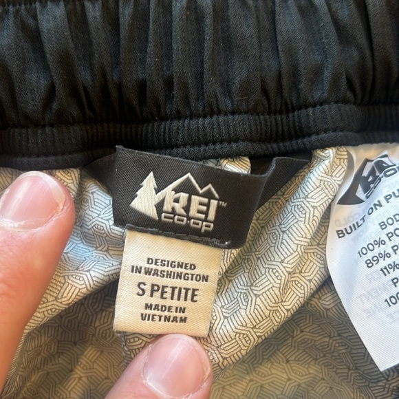 REI CO-OP Women's Elements Rain Pants Petite Size SP In Black - Picture 3 of 4
